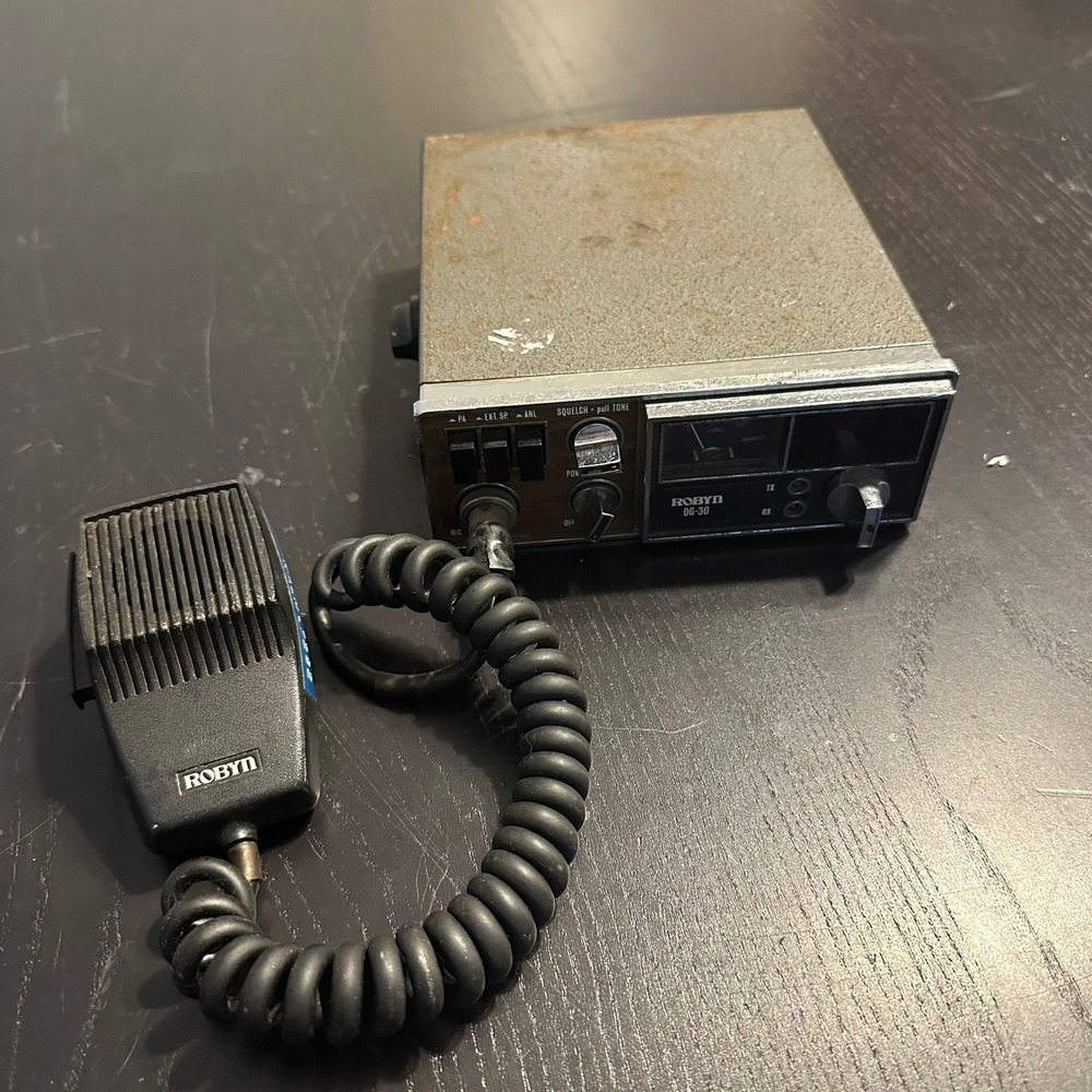 Vintage Robyn DG-30 5-Watt CB Mobile Transceiver Radio with Microphone Gray